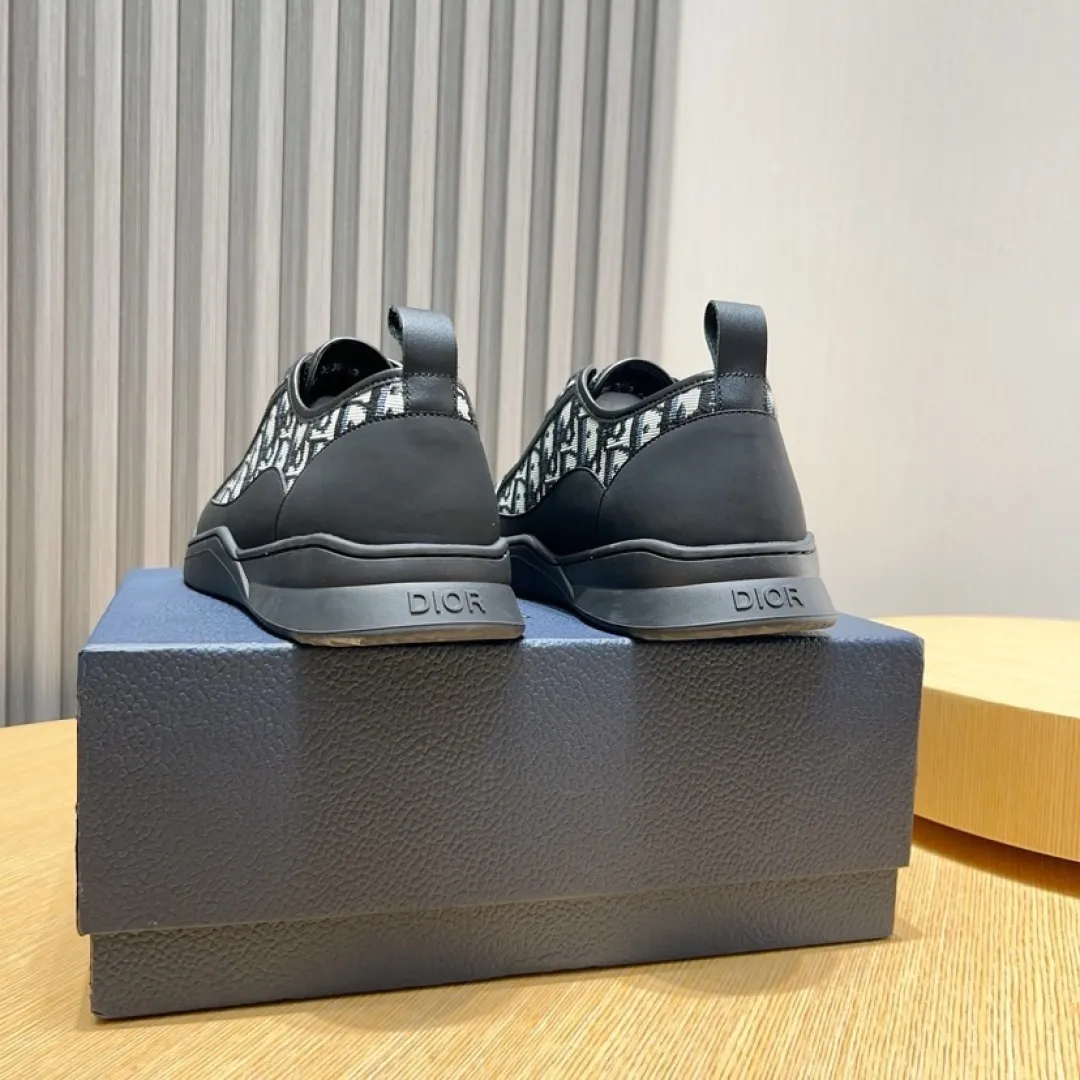 Men's shoes 💰P500💰[Dior] Dior casual sports shoes 🇺🇸Sold at the same time at the counter, top-notch Italian original purchase · The upper is made of brand totem cloth with original leather · Comes with first-layer sheepskin feet · (Totem cloth highlights high-end, nobility, and class) Exquisite workmanship (original lining) Sole: Original factory special outsole ⚠️Comfortable, wear-resistant, non-slip, real-life photo🎬The real thing is more beautiful🔍Number: 39-46【45 46 Customized items are non-returnable]